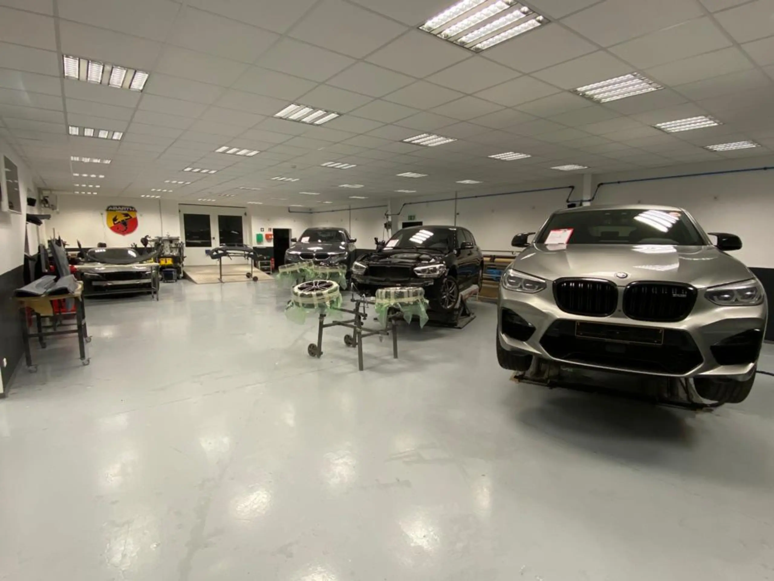 Atelier carrosserie ADS Concept Car : BMW X3 M en préparation, jantes masquées pour la peinture