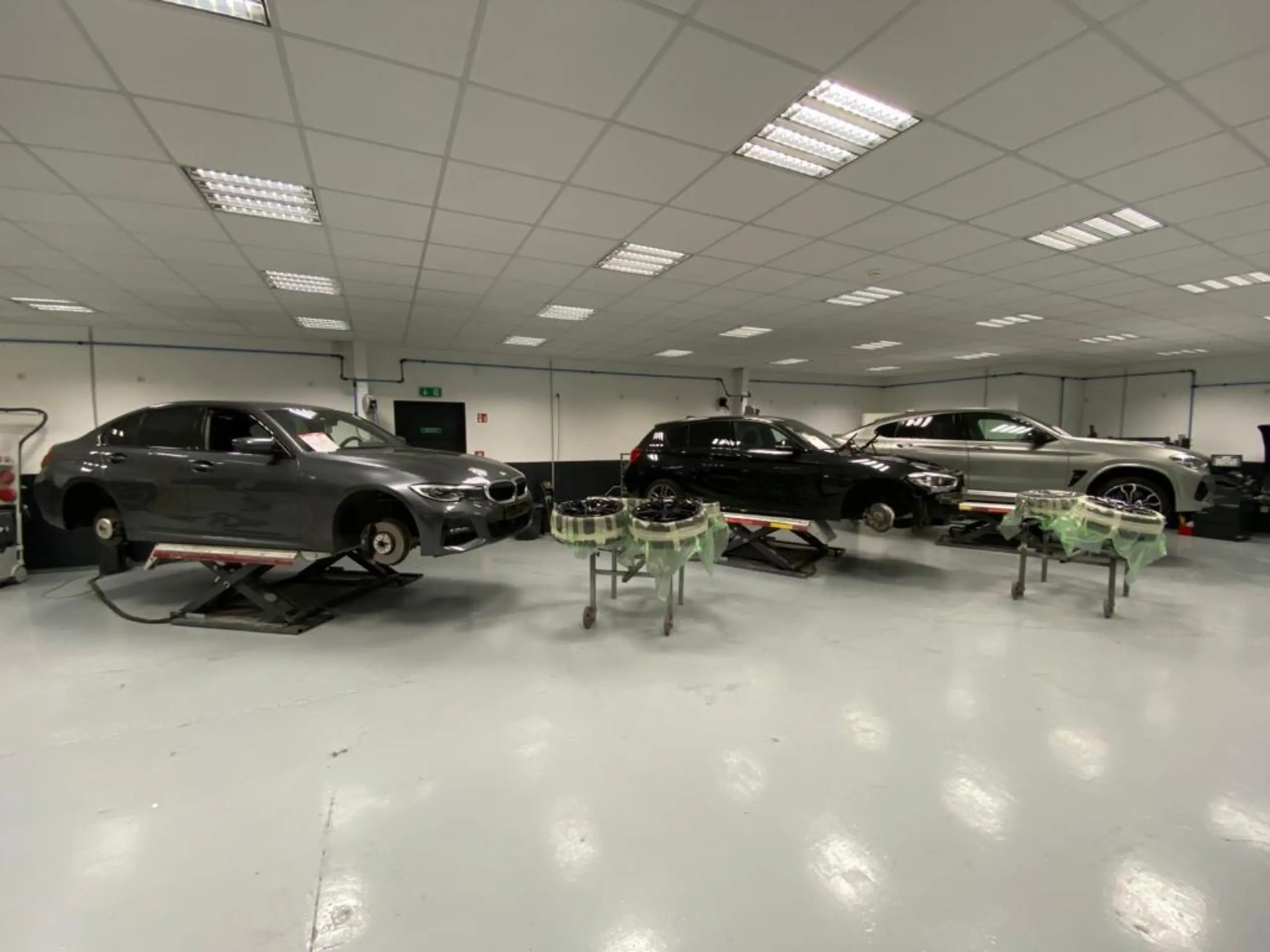 Atelier carrosserie ADS Concept Car : trois BMW sur les ponts élévateurs