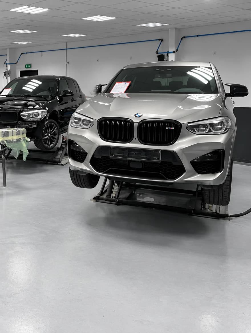 BMW X4 M de face en préparation dans l’atelier carrosserie ADS