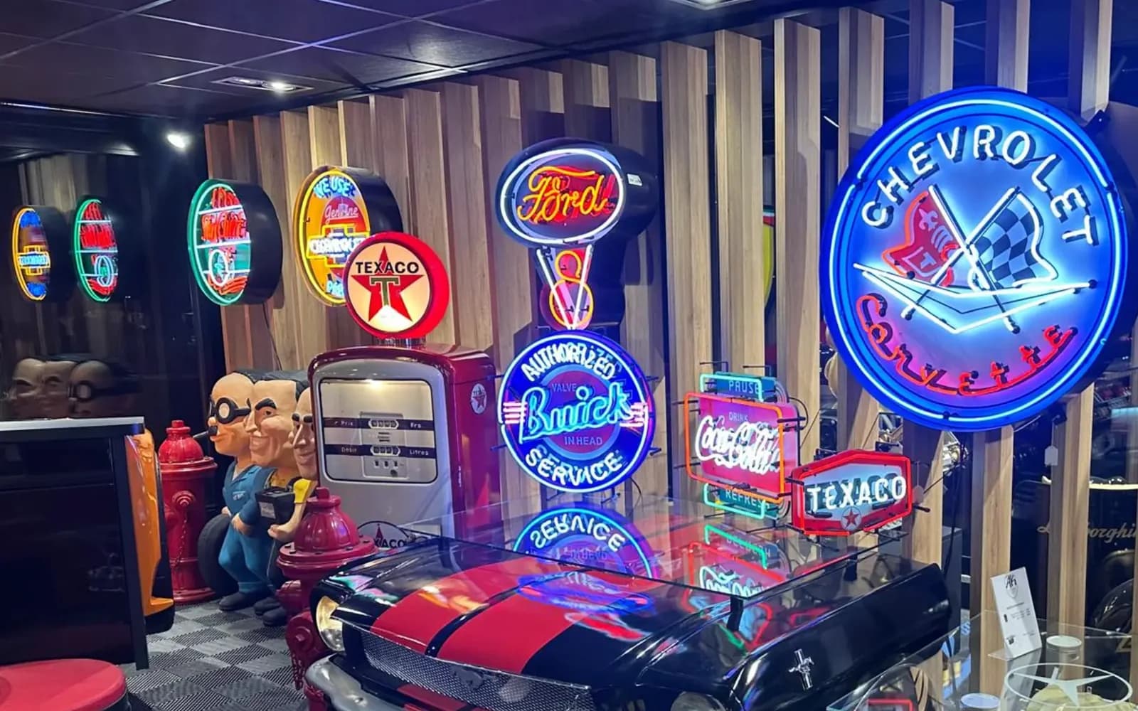 Mur de néons vintage de la boutique ADS Concept Store : Chevrolet Corvette, Buick Service, Texaco, Ford