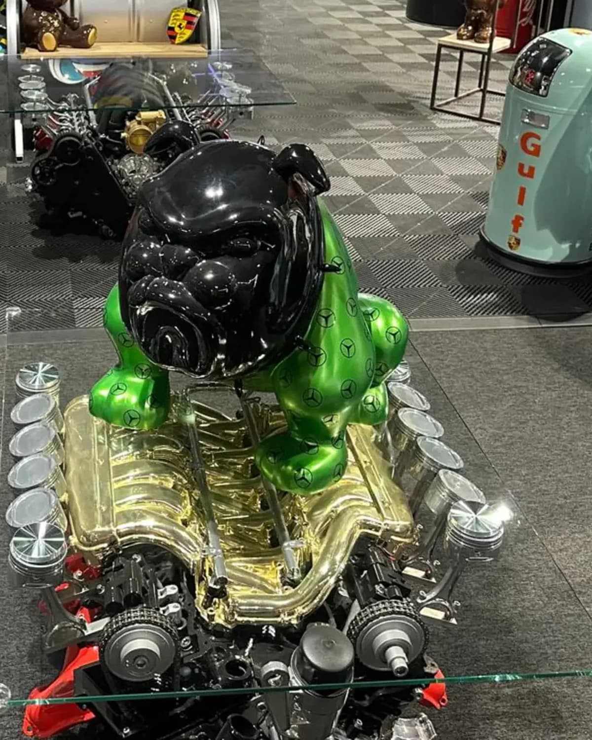 Sculpture bulldog sur bloc moteur V8