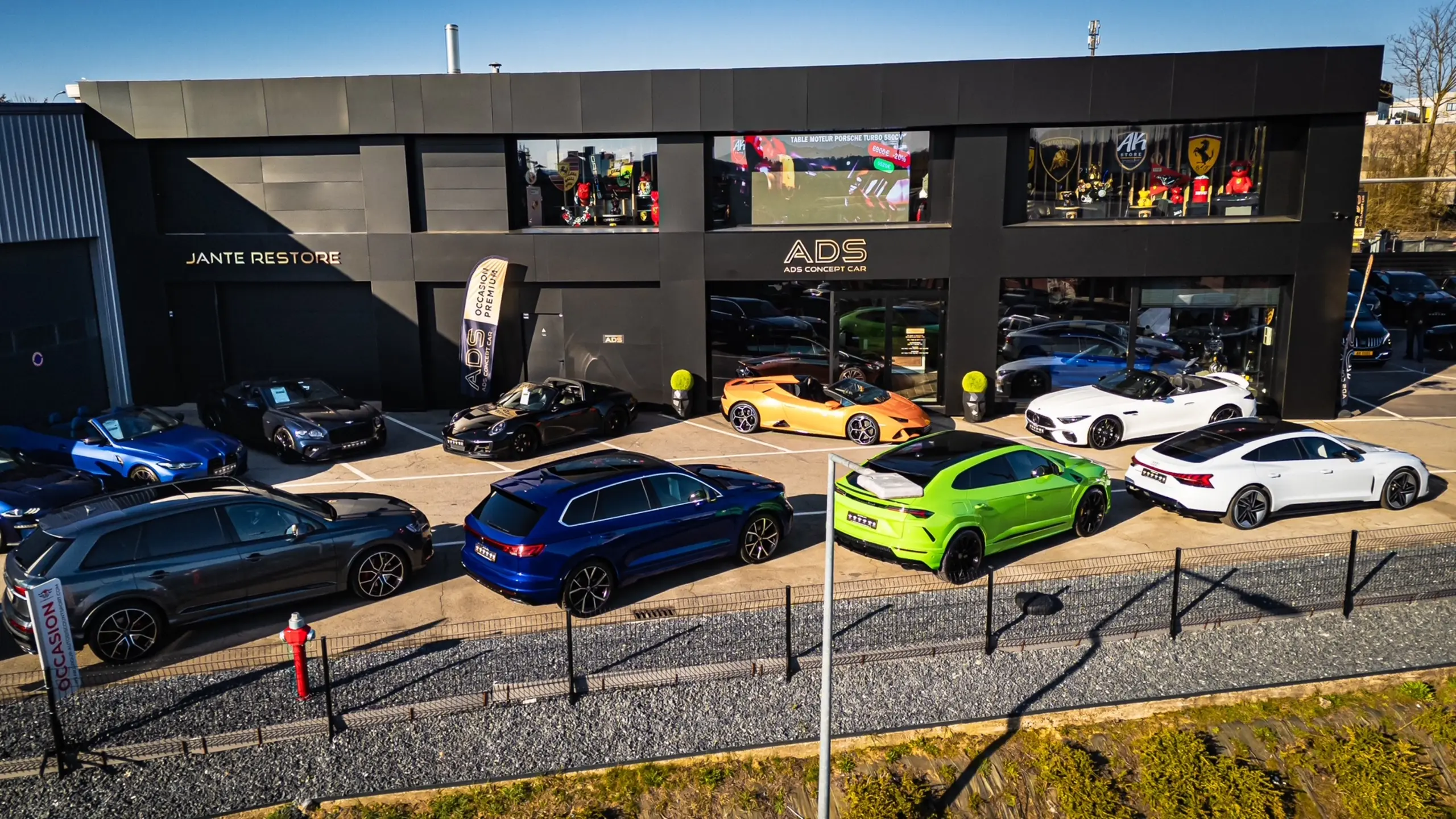 Luftaufnahme des Showrooms von ADS Concept Car in Foetz mit dem Schriftzug Jante Restore