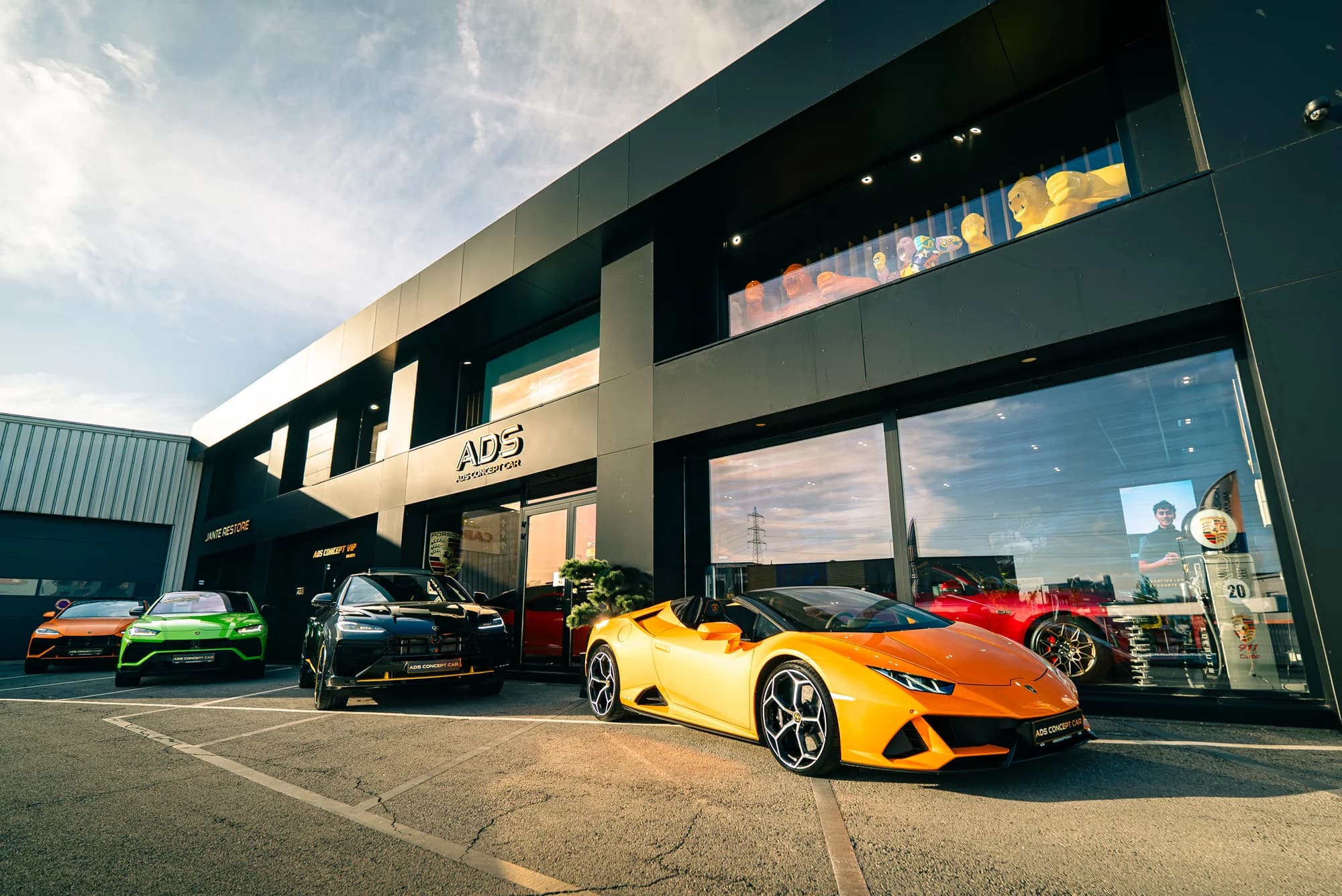 Oranger Lamborghini Huracán Spyder vor den Schaufenstern des Showrooms von ADS Concept Car