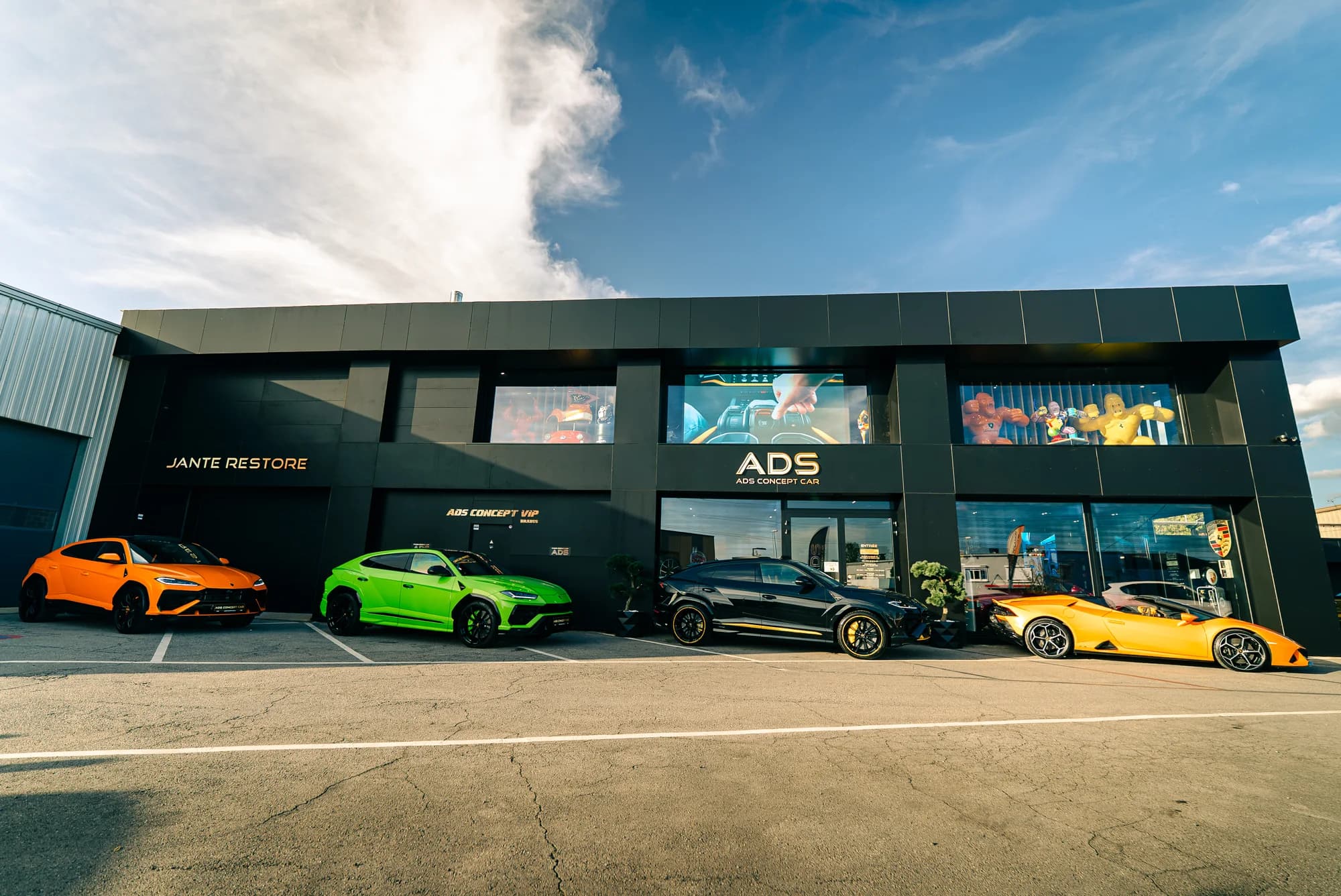 Fassade des Showrooms von ADS Concept Car in Foetz, vier Lamborghini vor den Schaufenstern aufgereiht