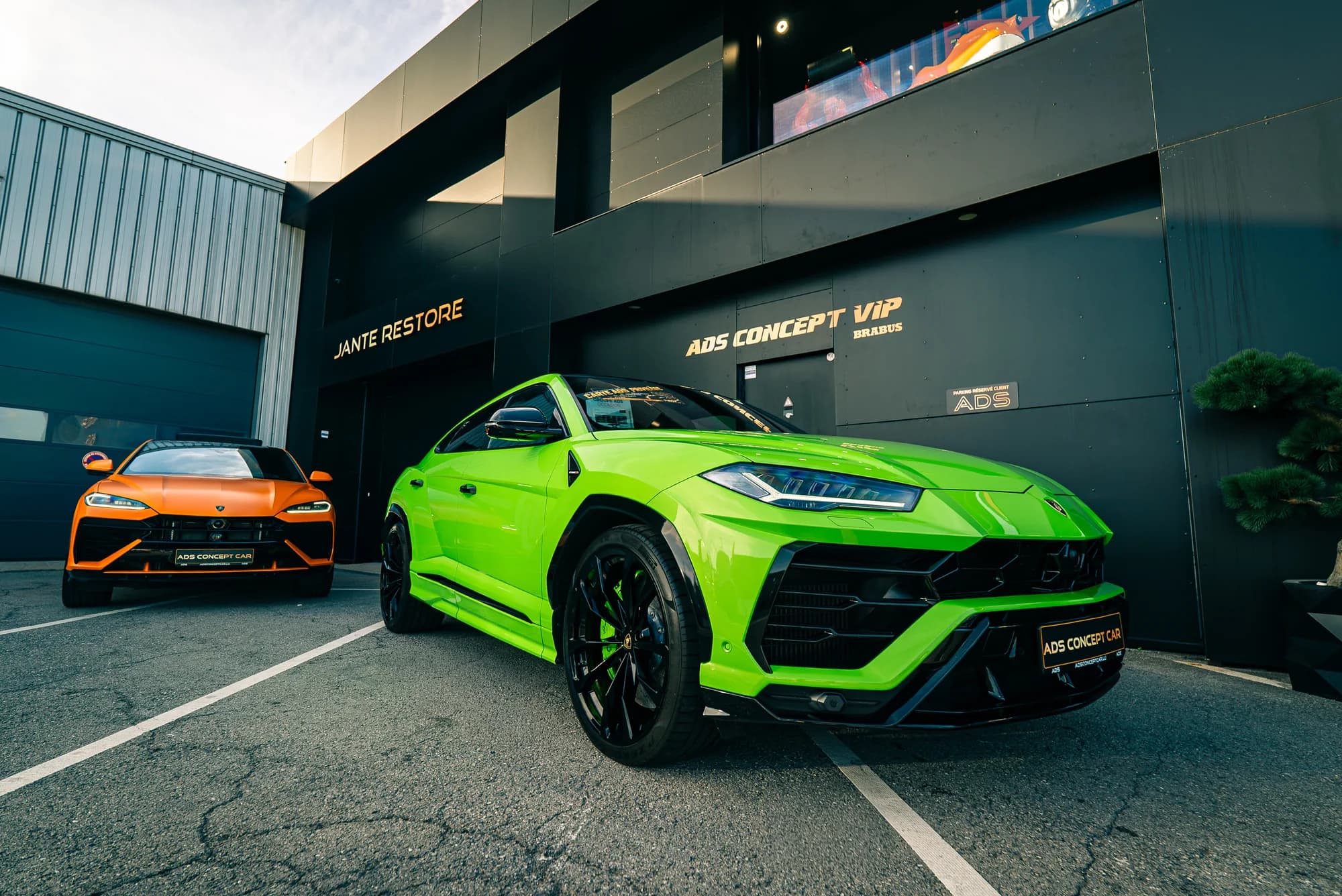 Grüner Lamborghini Urus vor dem Eingang ADS Concept VIP des Showrooms in Foetz