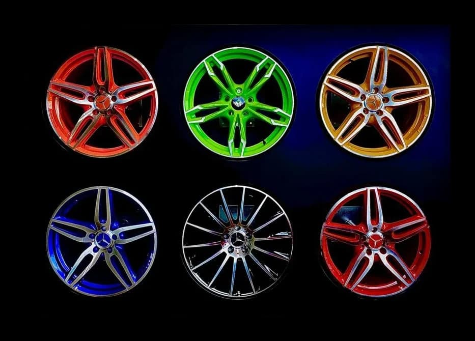 Jante-Restore-Wand im Showroom von ADS Concept Car: sechs AMG-Felgen, lackiert in Rot, Grün, Gold, Blau, Chrom und Rot