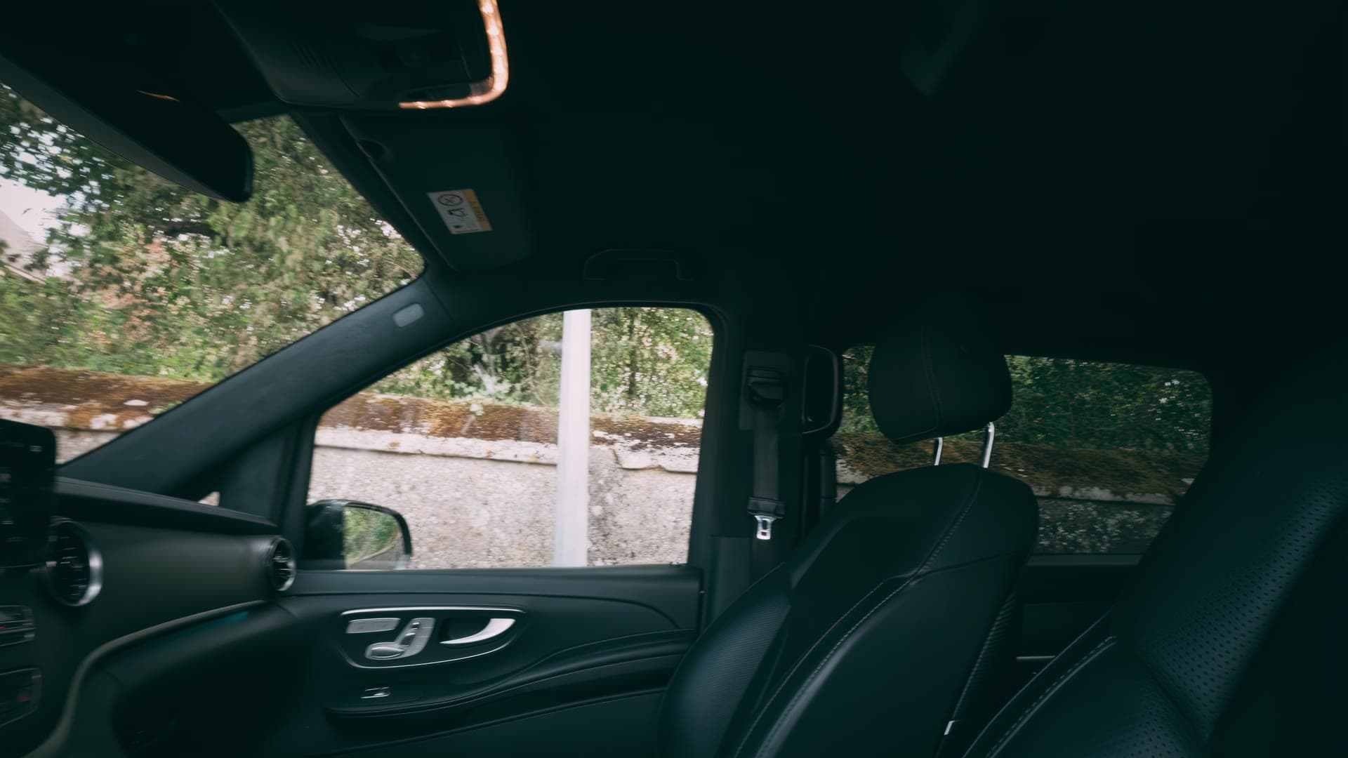 Mercedes V300 Exclusive Brabus 7 places en livrée ADS Concept VIP, sur une route bordée d’arbres