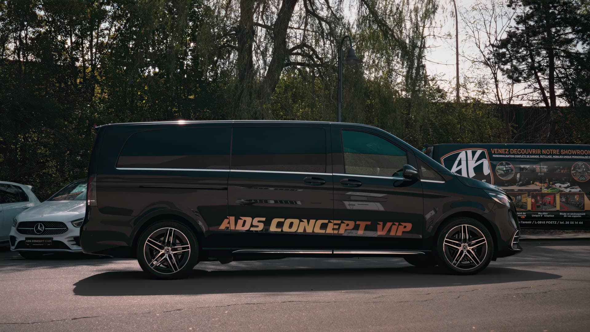 Mercedes V300 Exclusive 7 places en livrée ADS Concept VIP, de profil devant le showroom de Foetz